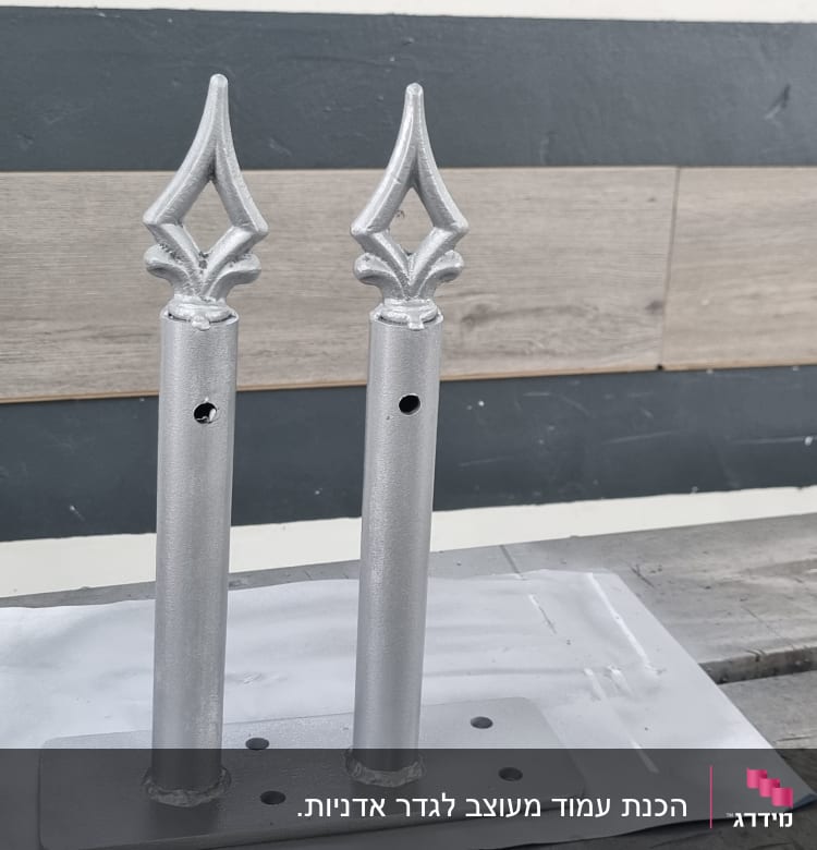 שני עמודי מתכת עם קישוטים על בסיס מלבני